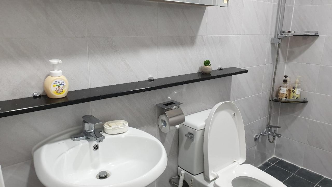 Hongdae Zoe Three Room House โซล ภายนอก รูปภาพ